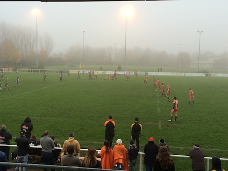 Duell im Nebel: Trotz Kälte und Feuchtigkeit lieferten beide Teams eine bisweilen schnelle Partie