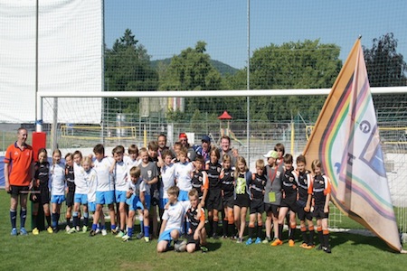 Die U12 vor ihrem siegreichen Finale mit der gegnerischen Mannschaft